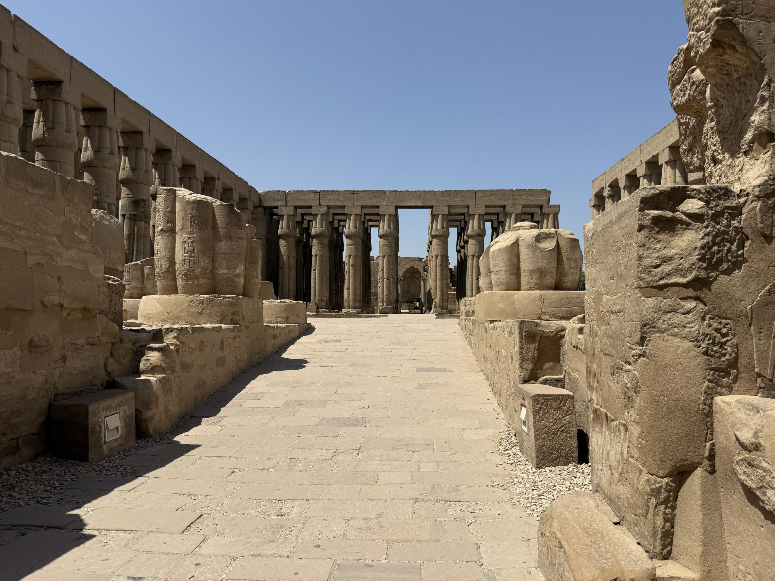Luxor-templet er centralt beliggende i Luxor og forbundet med Karnak-templet via en omkring tre km lang processionsvej flankeret af sfinkser. Foto Anja Schmidt