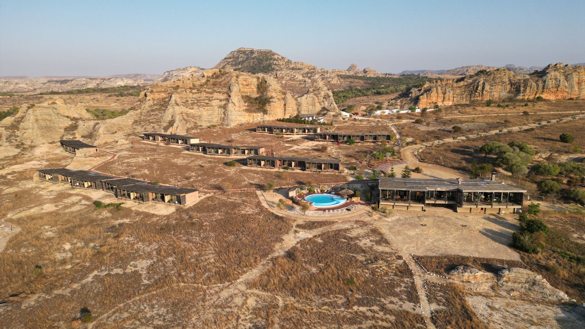 Vores ecolodge er en af de bedste på Madagaskar, bygget af sandsten og perfekt indpasset i landskabet. Foto Viktors Farmor