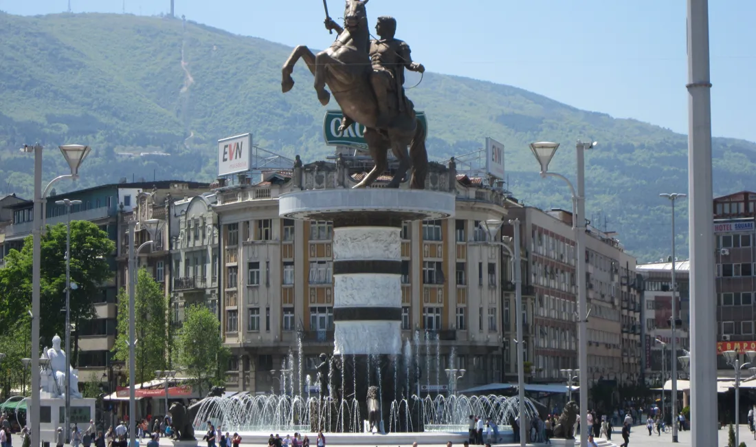 Skopje er en smuk by med amnge statuer, herunder en statue af Alexander den Store. Foto Mie Ellen Gynther