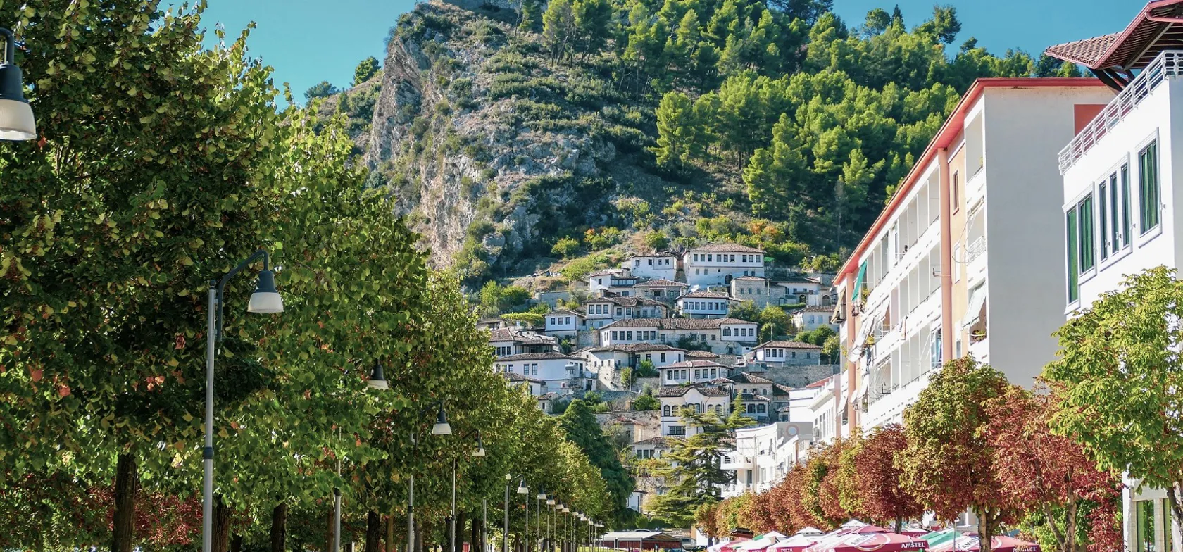 Byen Berat i Albanien bliver kaldt byen med de 1000 vinduer. Foto Ervin Gjata