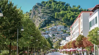 Byen Berat i Albanien bliver kaldt byen med de 1000 vinduer. Foto Ervin Gjata