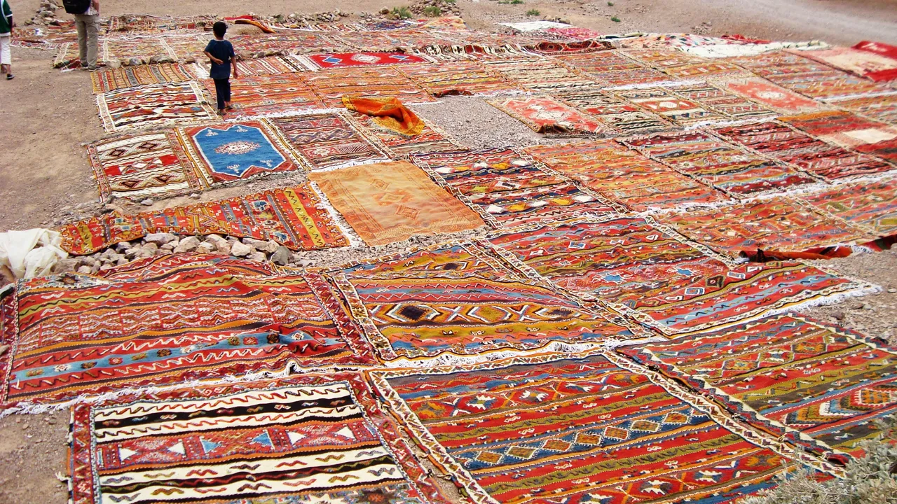 Berbertæpper lægges til blegning i solen. Foto Ruth Hartvigsen