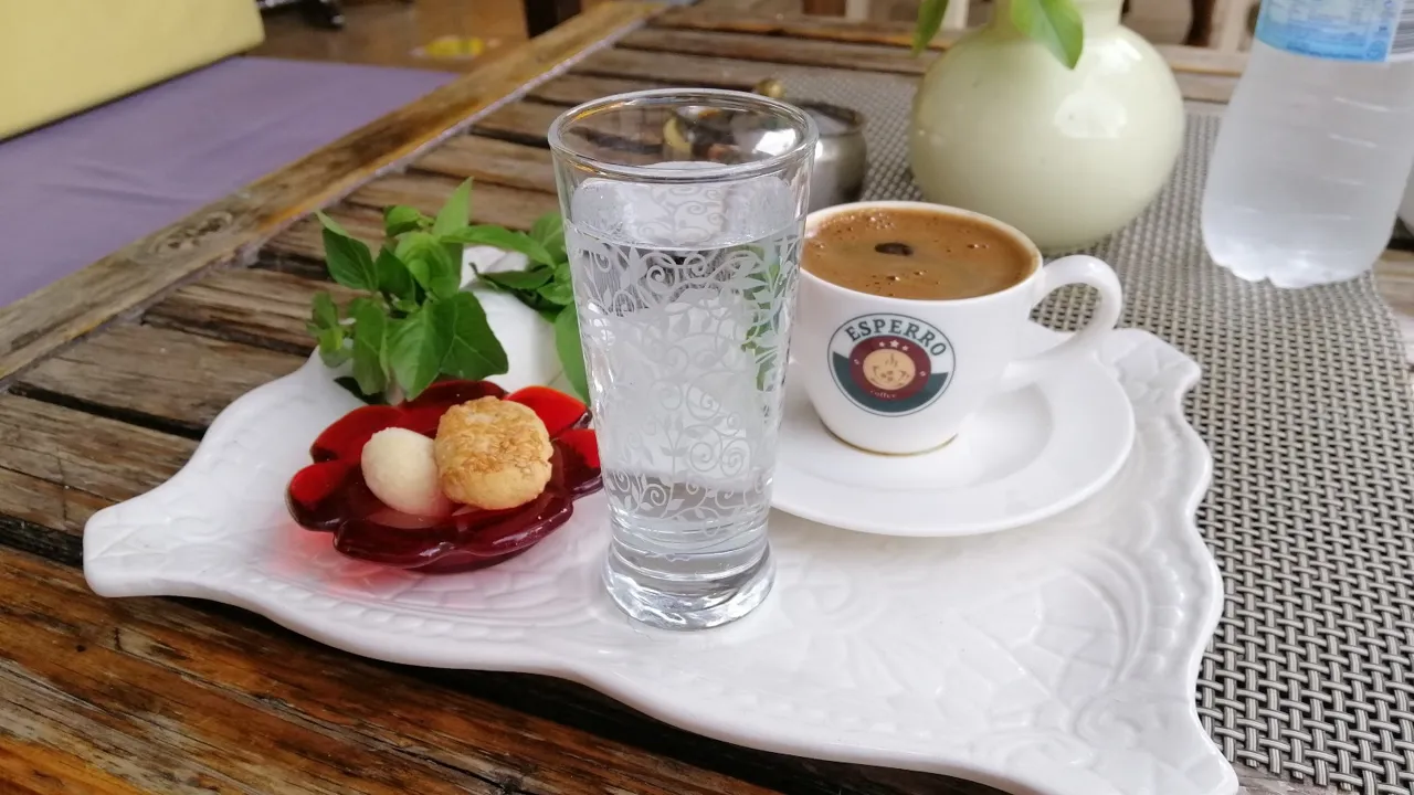 Nyd en tyrkisk kaffe med lidt godt til ganen. Foto Niels Vognsen