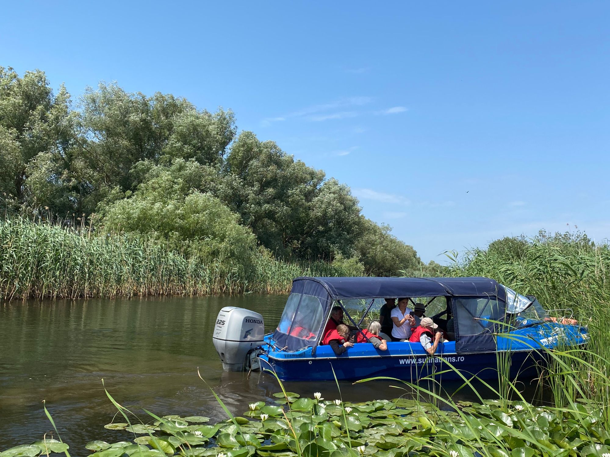 Små både gør det muligt at sejle i de små kanaler i deltatet. Foto Lone Andersen