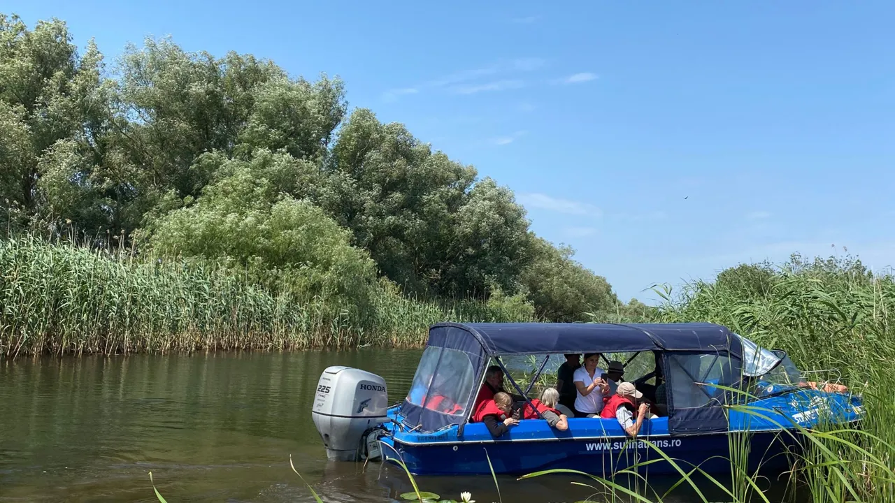 Små både gør det muligt at sejle i de små kanaler i deltatet. Foto Lone Andersen