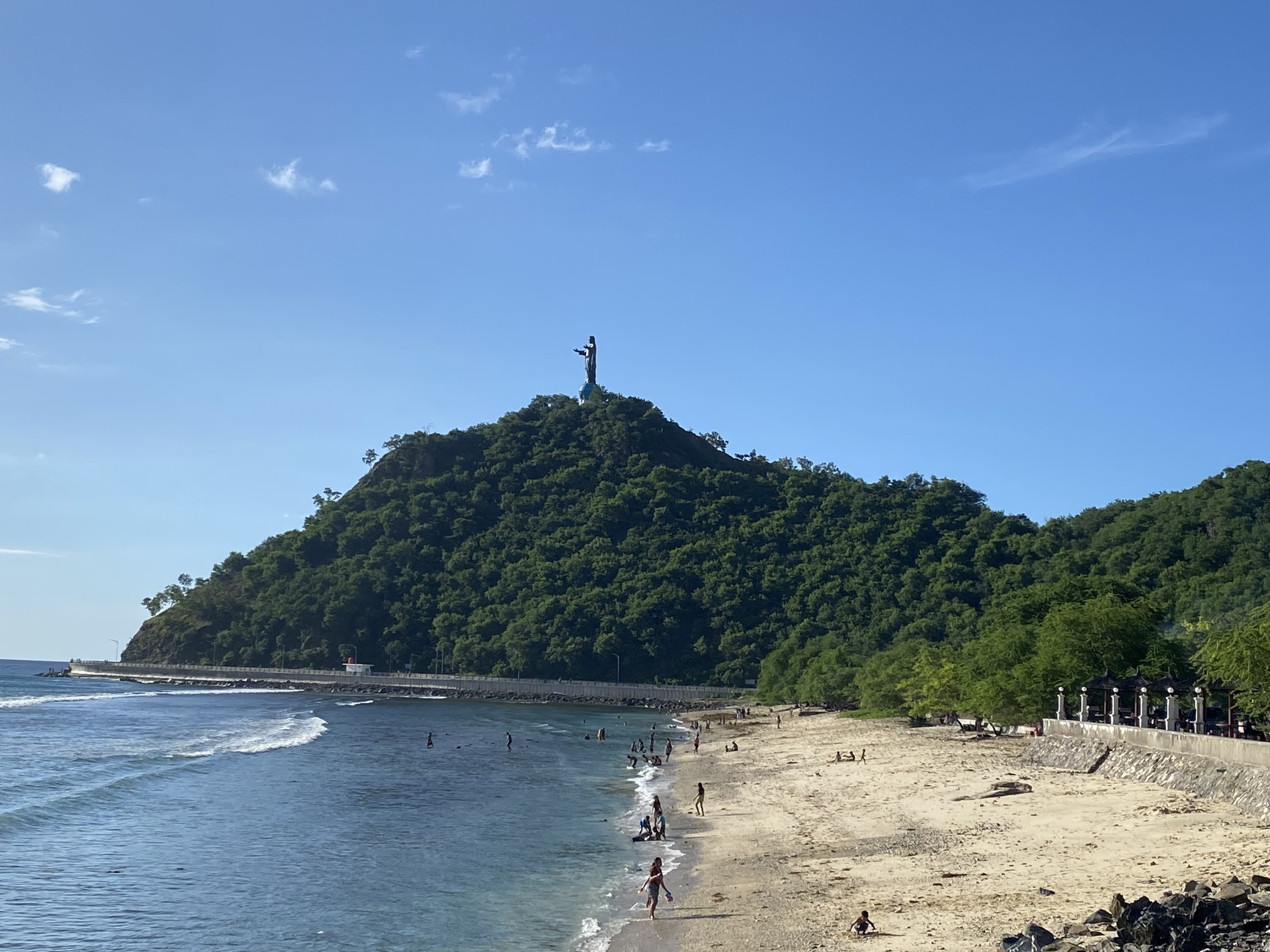 Vi vandrer op til Cristo Rei-statuen, hvorfra der er en flot udsigt over Dili og lyse sandstrande. Foto Michael Høeg Andersen
