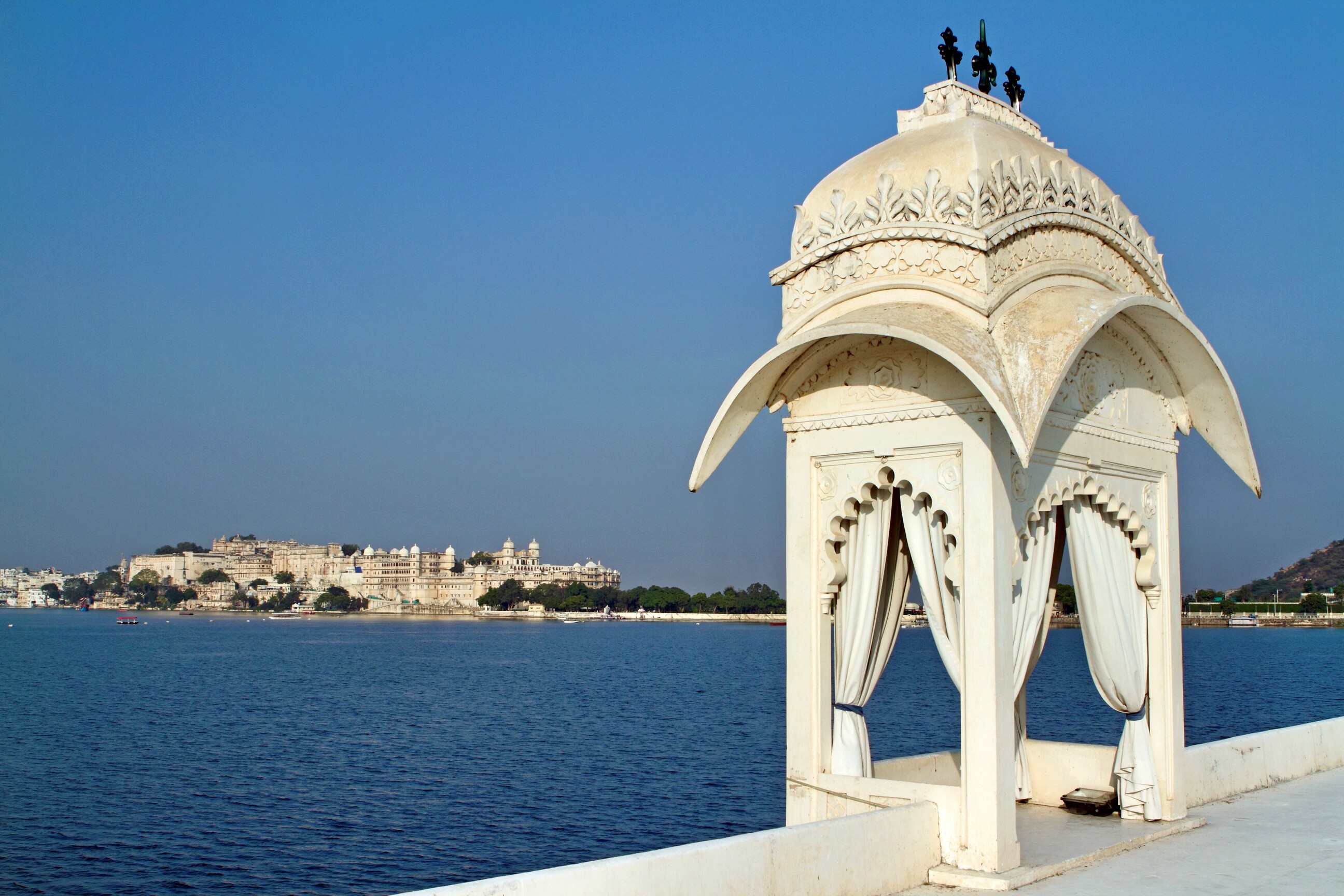 Udsigt over Udaipur fra paladsøen Jagmandir. Foto af Anders Stoustrup