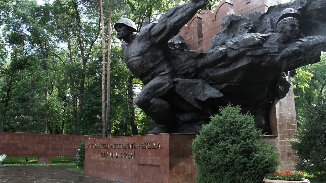 Monumentet i Panfilov-parken mindes den særlige Panfilov-brigade, der havde store ofre under 2. Verdenskrig. Foto Erik Hermansen