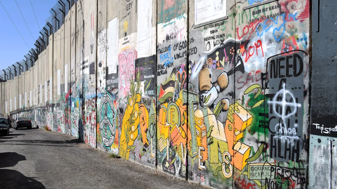 Verdenskendte kunstnere har overmalet den berømte og berygtede mur mellem Israel og Det Palæstinensiske Selvstyre.