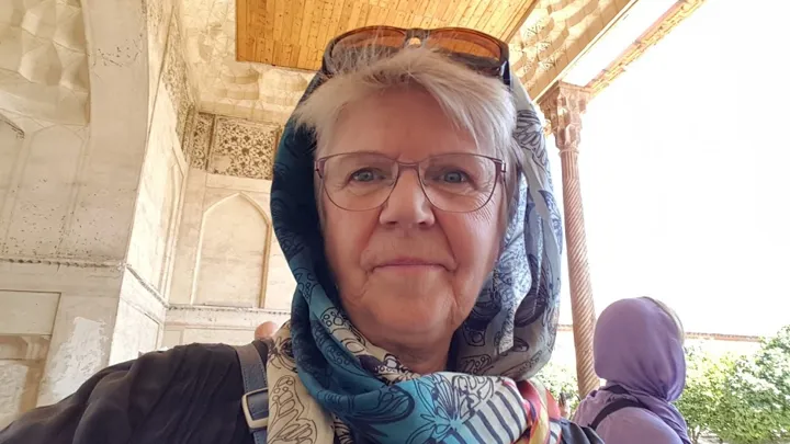 Viktors Farmors rejseleder Bente Elisabeth Endresen i Iran.