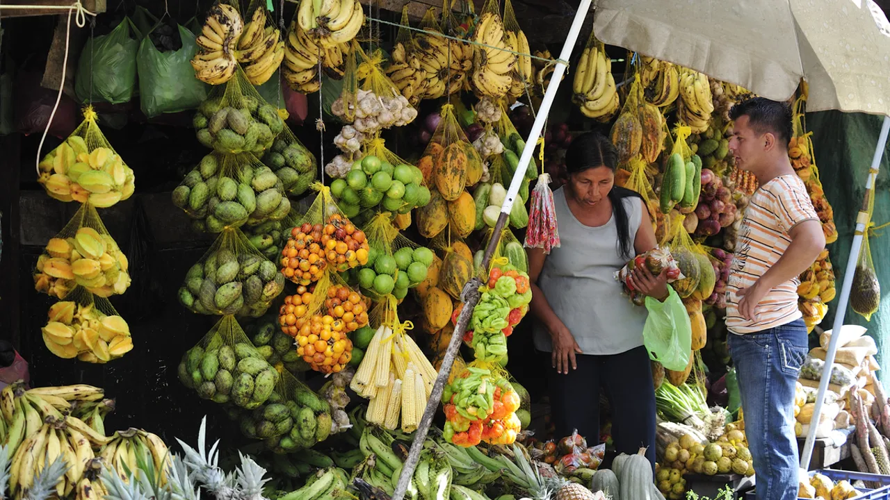 Markederne bugner med alverdens frugt - Foto Viktors Farmor