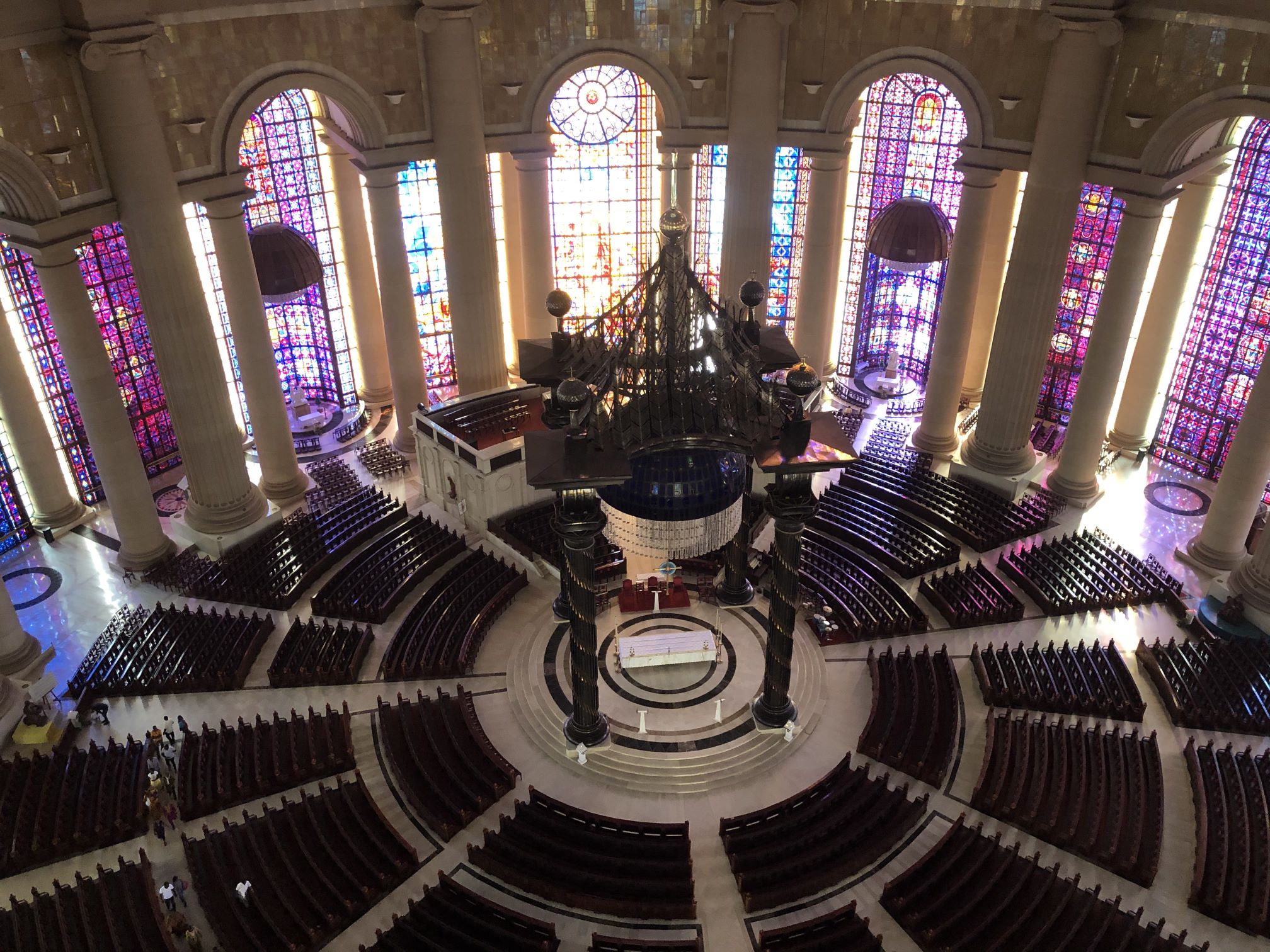 Basilica of our Lady of Peace i Yamoussoukro er også et imponerende syn indefra. Foto Anja Schmidt