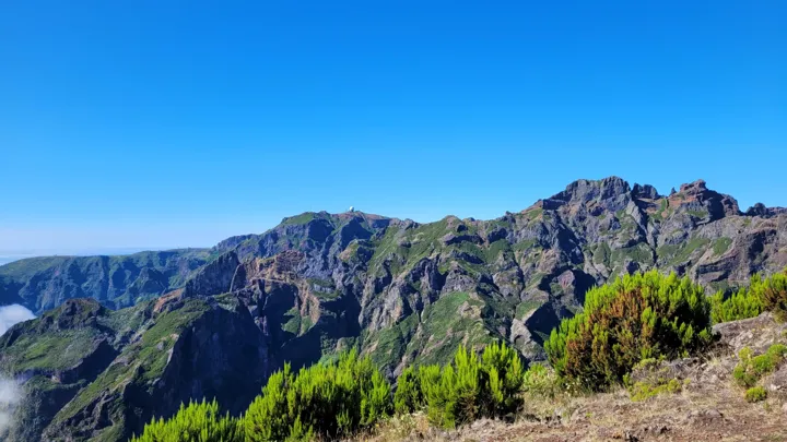 Der er stort set ingen flade landskaber på madeira. Hele øen er præget af dramatiske bjerglandskaber. Foto Jens Poulsen