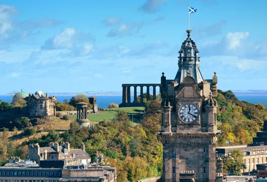 Udsigt over Edinburgh med Calton Hills monumenter og Nordsøen i horisonten. Foto Viktors Farmor