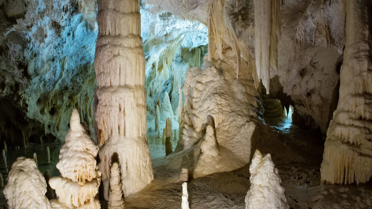 De skulpturelle drypstenssøjler i Grotte di Frasassi. Foto Viktors Farmor