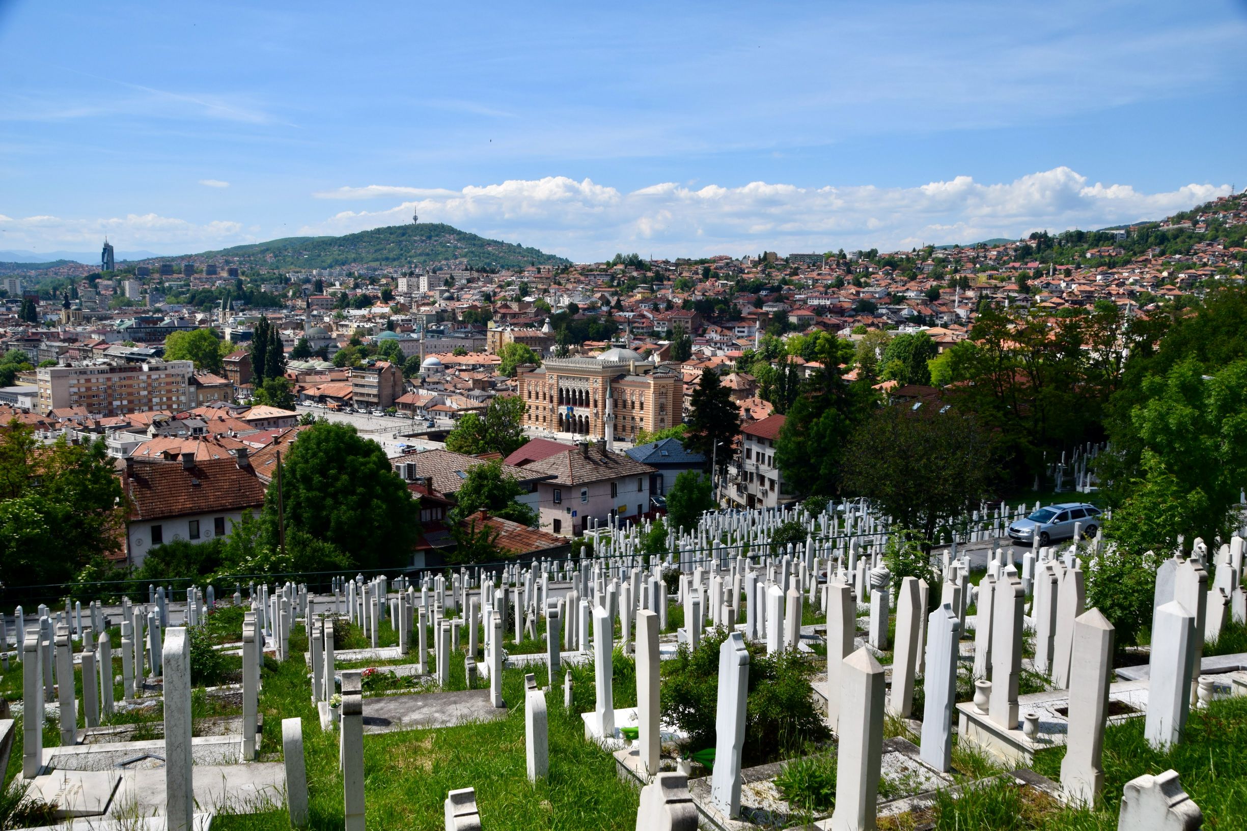 Vi ser en stor muslimsk gravplads med mange smukke gravsten lavet i traditionel osmannisk stil. Foto Gitte Hornstrup Dahl