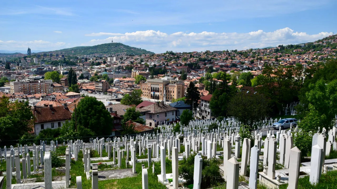 Vi ser en stor muslimsk gravplads med mange smukke gravsten lavet i traditionel osmannisk stil. Foto Gitte Hornstrup Dahl