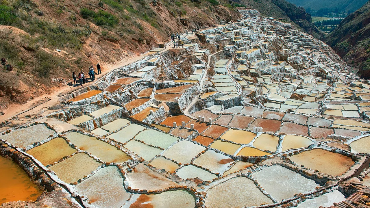 I alt skulle der være over 3000 saltbassiner i Maras. Foto Hannes Rada