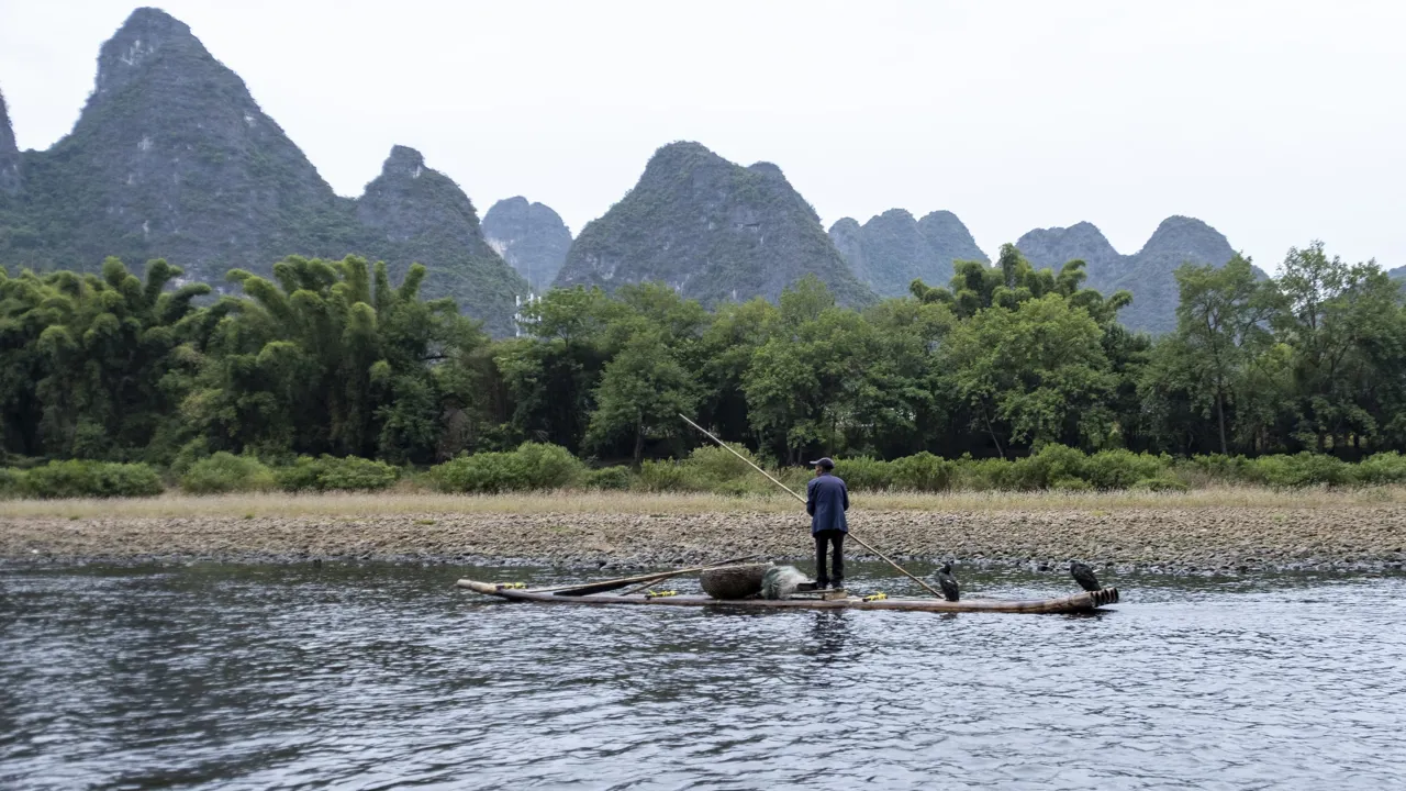 På vores sejltur på Li floden i Kina ser vi lokale fiskere. Foto Carsten Lorentzen
