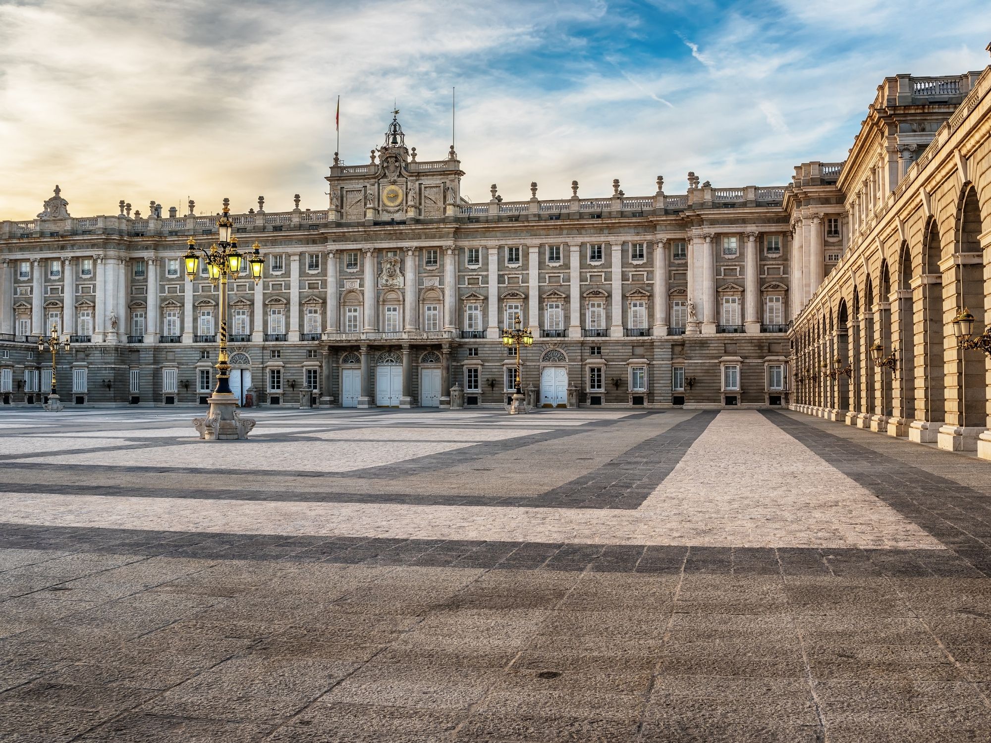 På vores byvandring i Madrid kommer vi forbi det majestætiske Palacio Real de Madrid, et af verdens største kongelige paladser. Foto Viktors Farmor