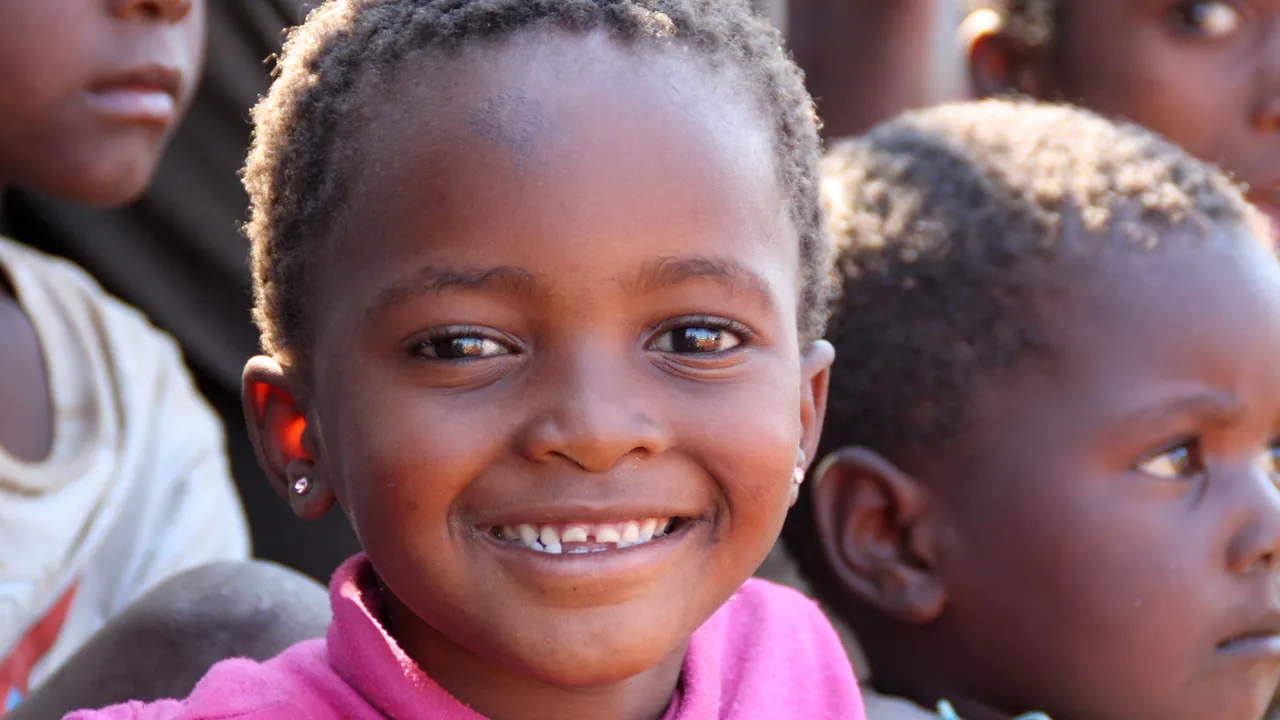 Smilende piger i eSwatini. Foto Michael Andersen