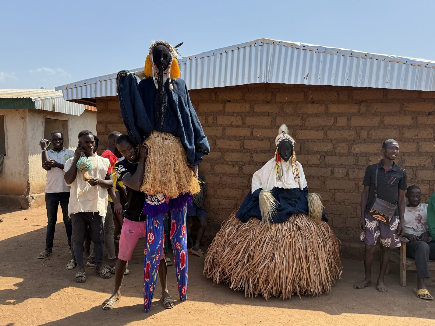 Vi får rig lejlighed til at fotografere de fantastiske dragter på rejsen. Foto Anja Schmidt 