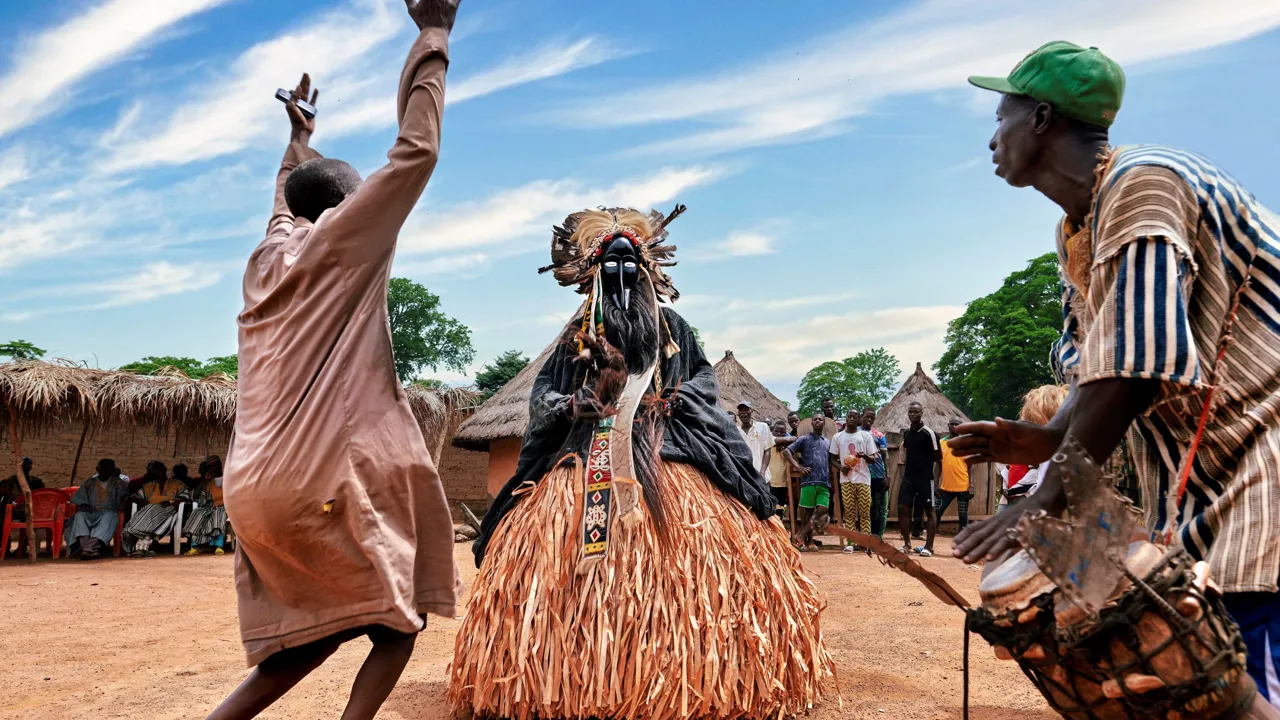 Dans og musik møder os overalt på rejsen rundti Elfenbenskysten. Foto Viktors Farmor