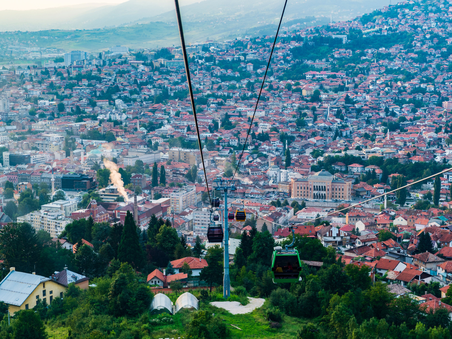 Med kabelbane op af Trebević-bjerget . Foto Viktors Farmor