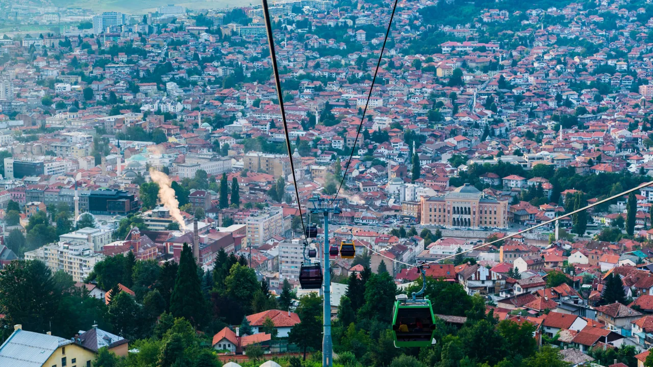 Med kabelbane op af Trebević-bjerget . Foto Viktors Farmor
