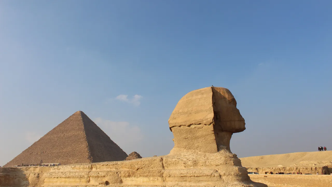 Den næseløse sfinx bevogter pyramiderne i Cairo. Foto Marlene T. Kristensen