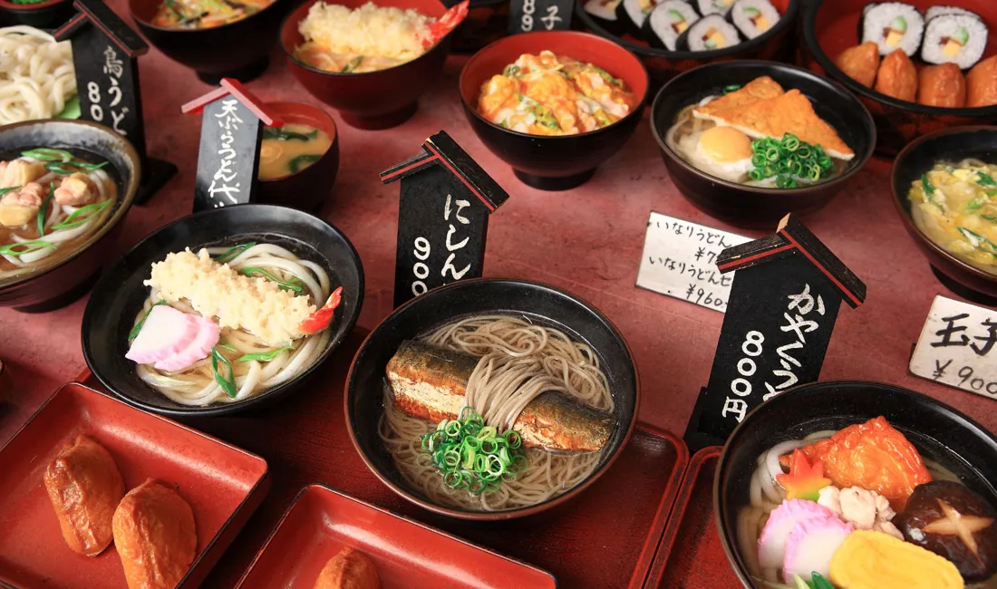 Det er let at bestille mad i Japan, hvor mange restauranter har plastiskversioner af maden ude foran