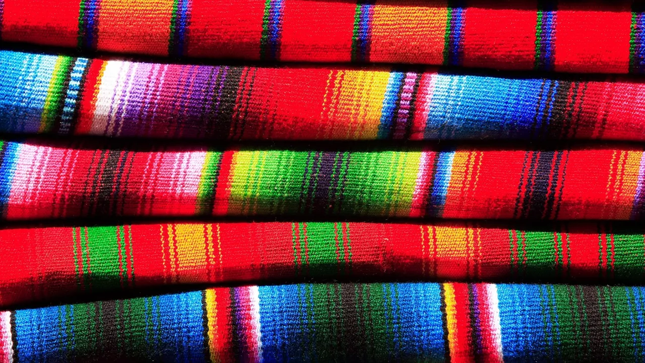 Farverige tæpper til salg. Foto Anders Stoustrup