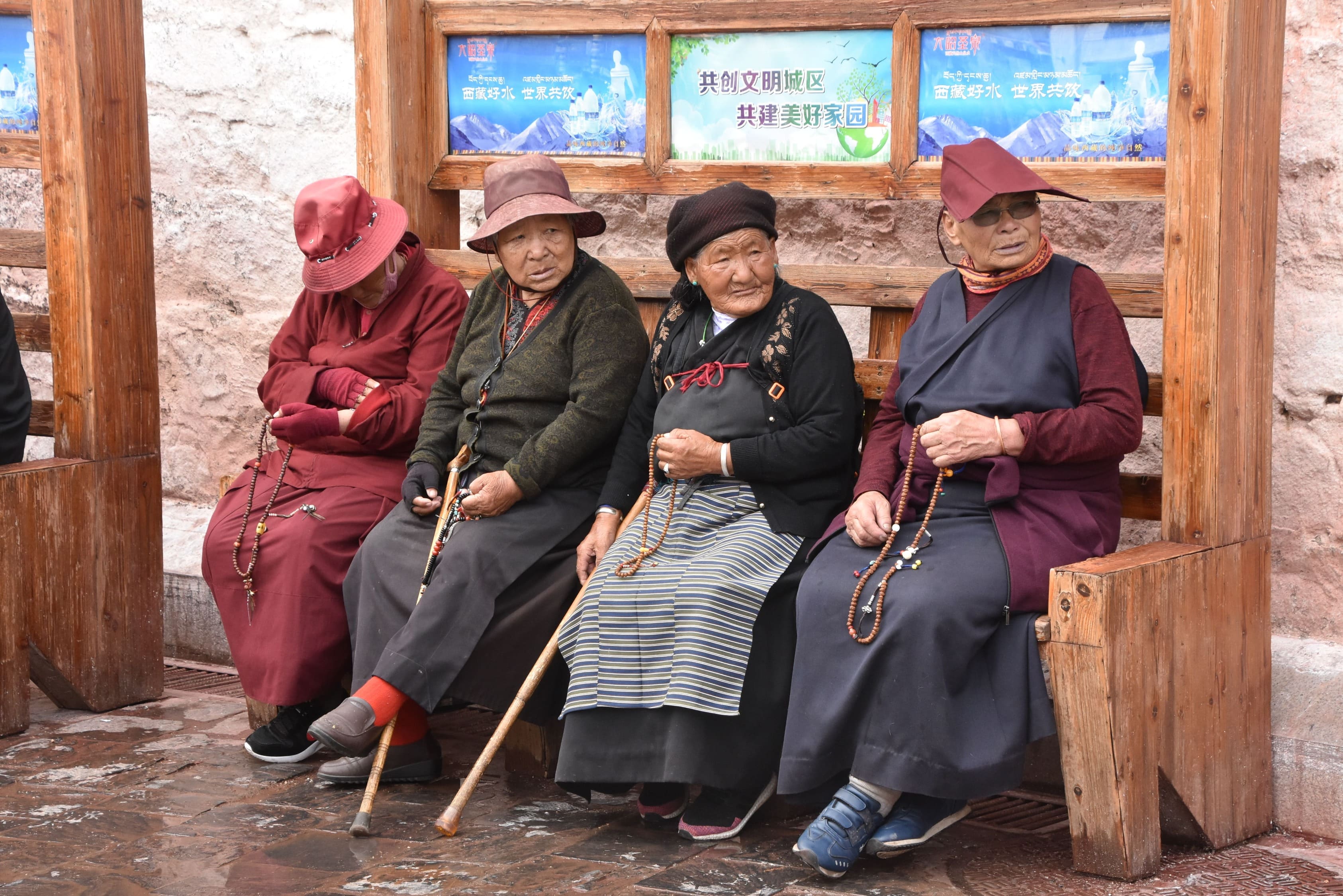 Der er både tid til en lur en lidt snak foran Jokhang templet. Foto Ulla Dons