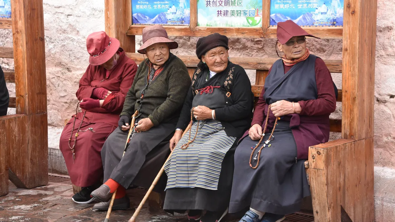 Der er både tid til en lur en lidt snak foran Jokhang templet. Foto Ulla Dons