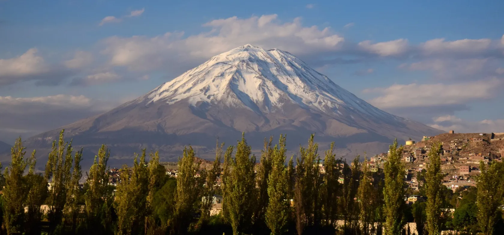 Vulkanen Misti ligger ved den hvide by, Arequipa, som vi besøger på en rejse til Peru. Foto Viktors Farmor