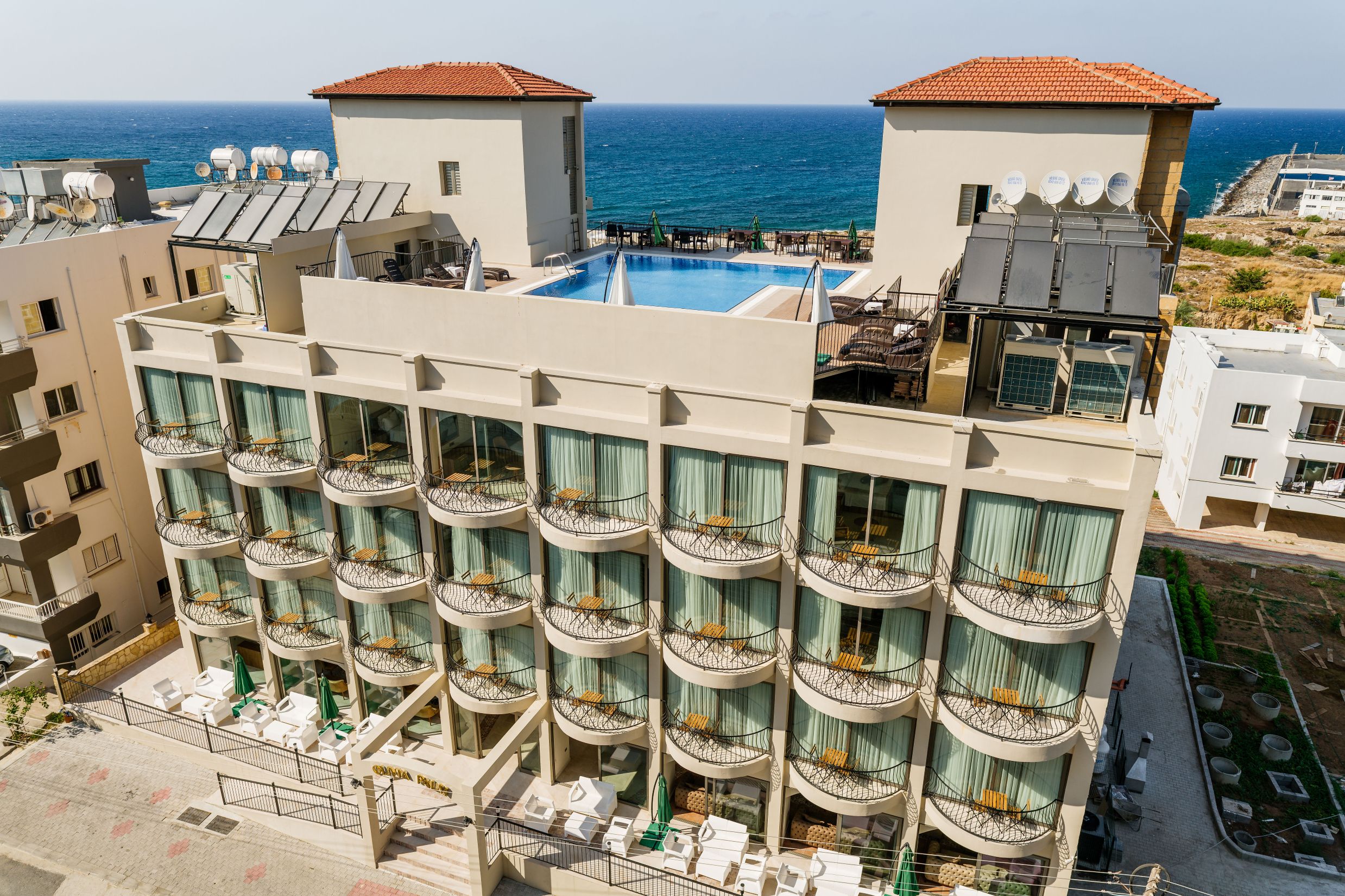 Vores hotel i Kyrenia ligger i gåafstand til den hyggelige historiske havn. Foto Kerem Belet