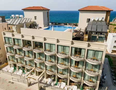 Vores hotel i Kyrenia ligger i gåafstand til den hyggelige historiske havn. Foto Kerem Belet