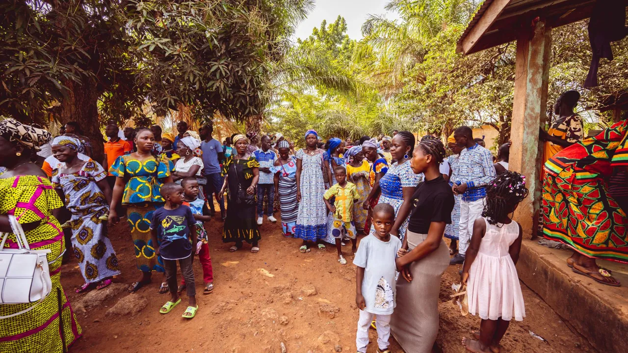 Lokalbefolkningen i Elfenbenskysten byder os velkommen hvor end vi kommer. Foto Viktors Farmor