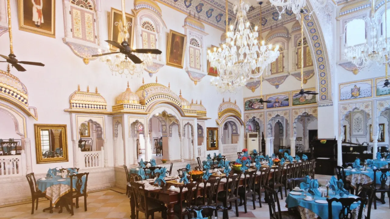 Vi spiser middag i den grandiose dining-hall på Al Sisar Mahal - et heritage hotel, indrettet i et palads. Foto Vagn Olsen