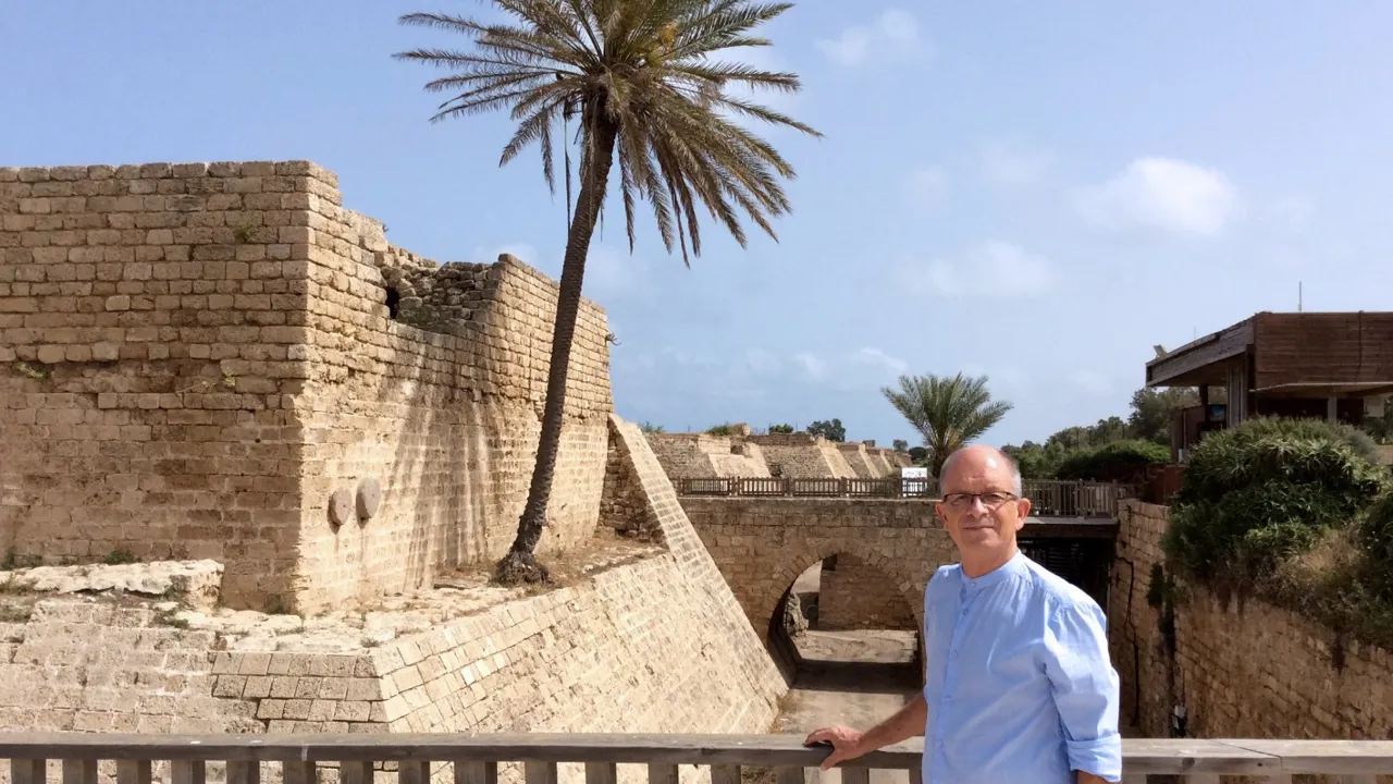 Her står rejseleder Hans Henrik Fafner i den gamle by Caesarea. Han fører jer igennem det kontrastfulde Israel.