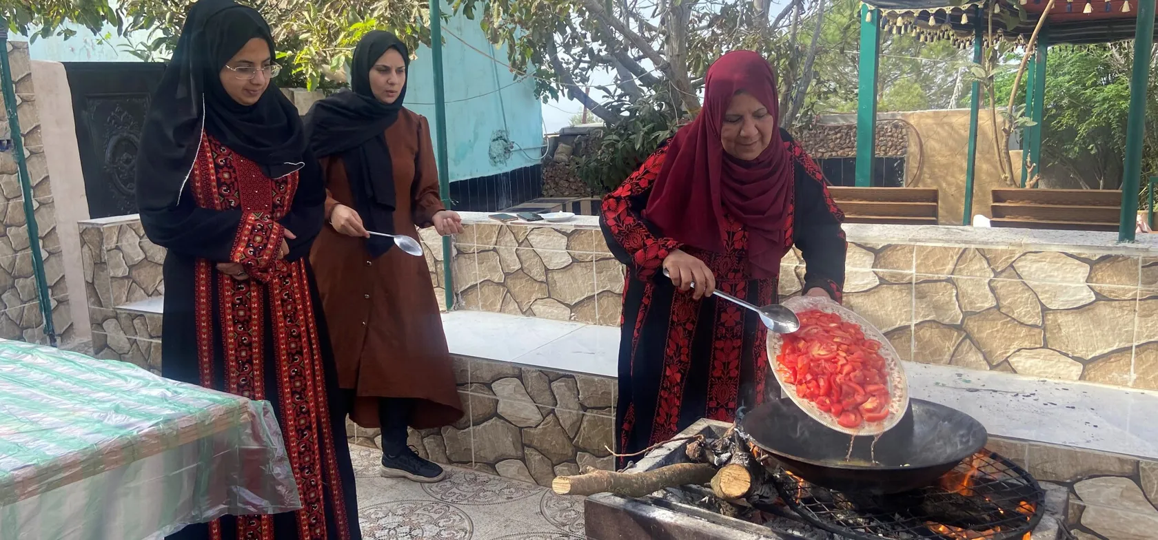 Ved Ajloun får vi en dejlig hjemmelavet frokost hos en lokal familie. Foto Denise Kristensen