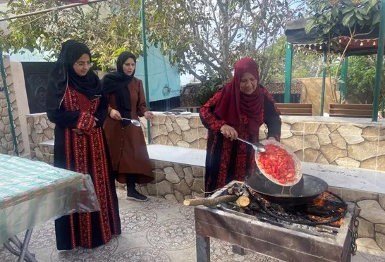 Ved Ajloun får vi en dejlig hjemmelavet frokost hos en lokal familie. Foto Denise Kristensen