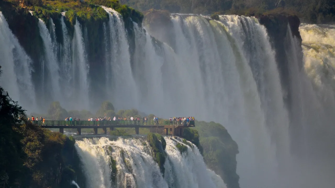 På den argentinske side af Foz do Iguazú, går vi på stier ganske tæt ved vandfaldene. Foto Viktors Farmor