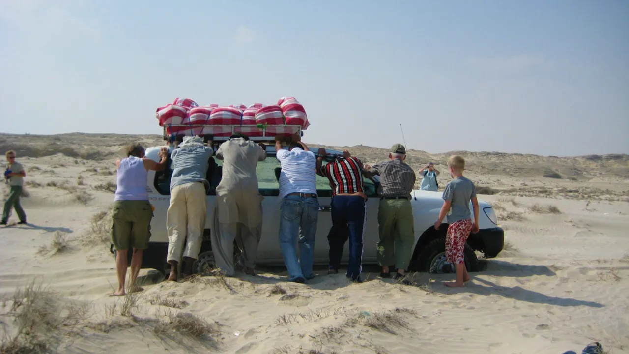 Af og til kører vi fast i Omans ørkensand. Foto Vivian Sandau