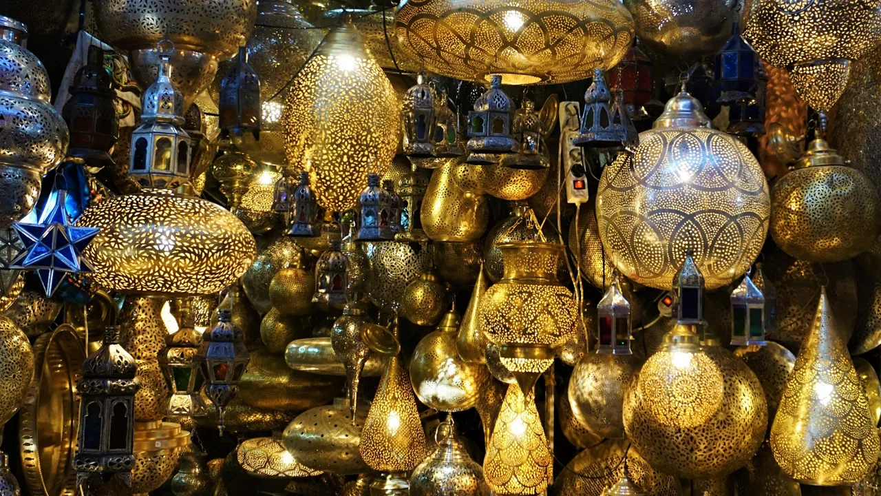 Der findes et stort udvalg af orientalske lamper i suq'erne. Foto Kathrine Svejstrup