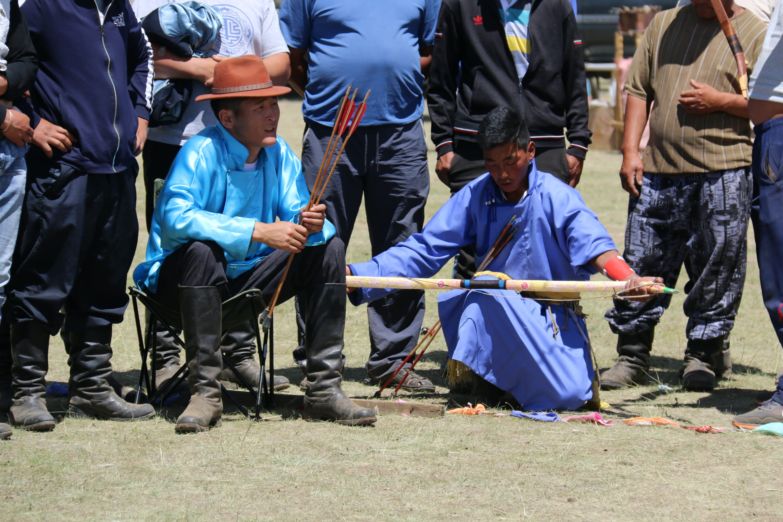 Bueskytte i traditionel påklædning ved den årlige Naadam festival i Mongoliet. Foto Anja Schmidt