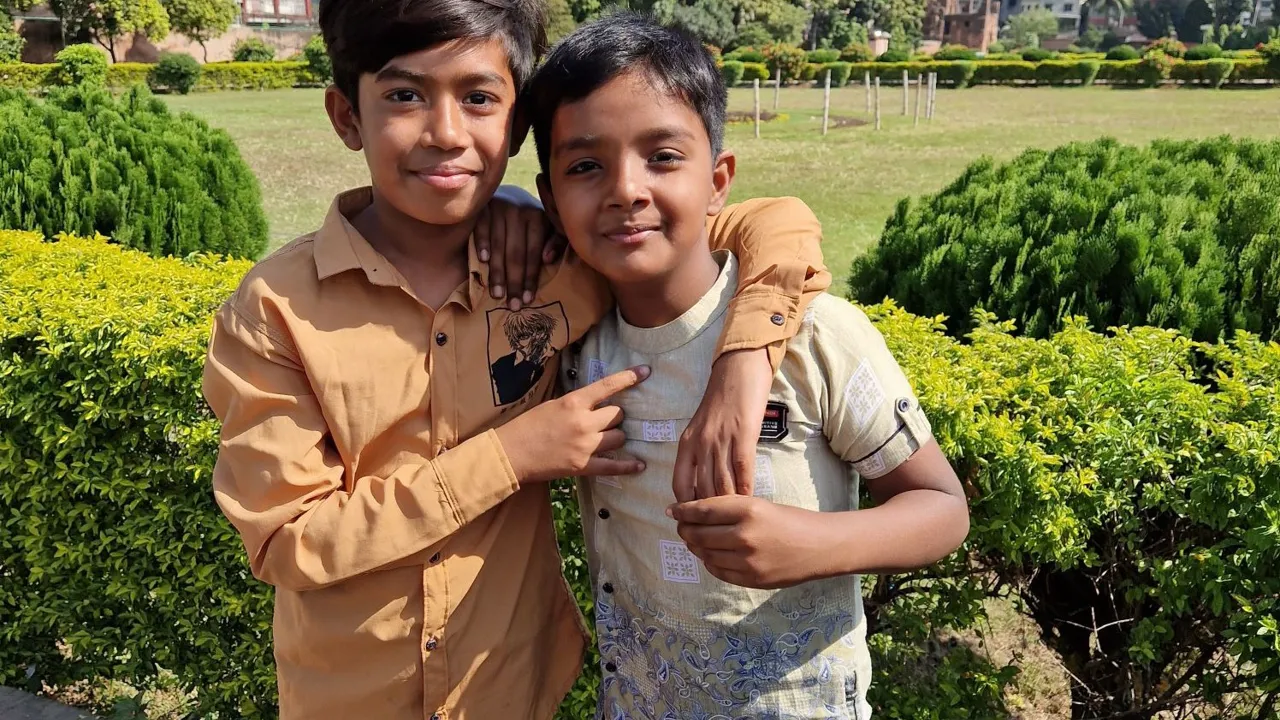 Vi bliver mødt med masser af nysgerrighed overalt i Bangladesh. Foto af Helle Lefevre