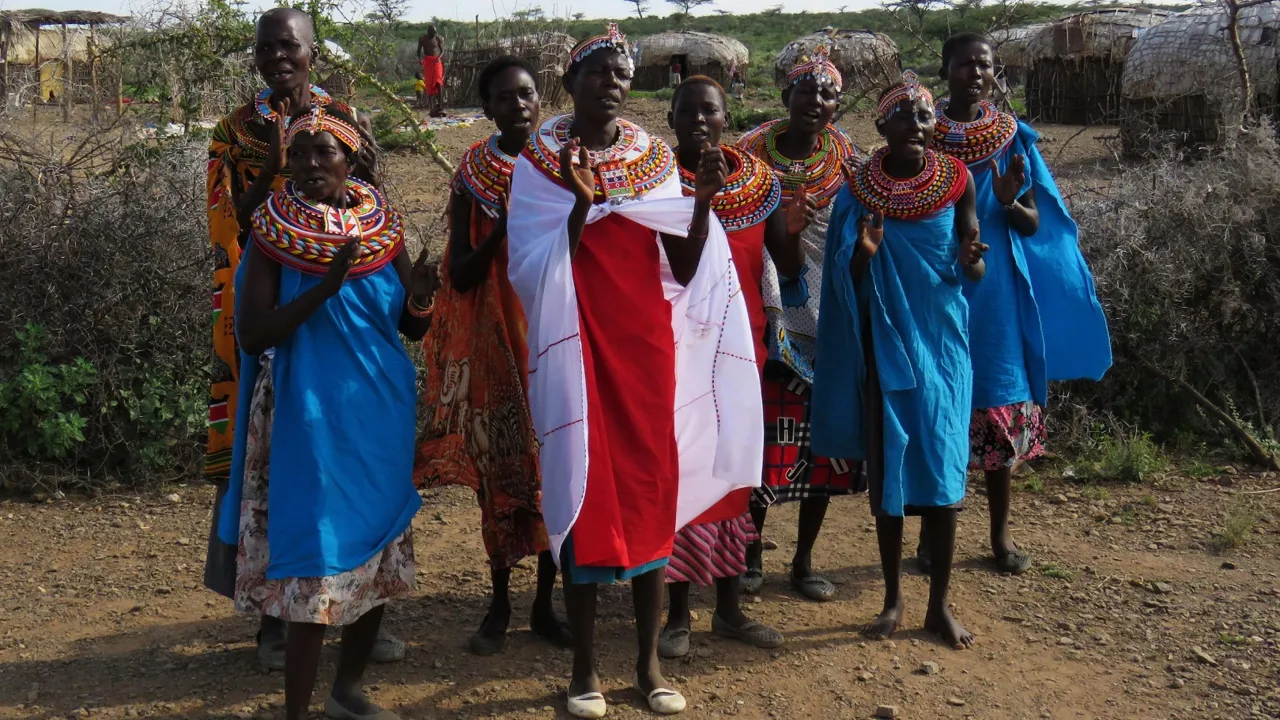 I en Samburu landsby bliver vi budt velkommen med dans. Foto Michael Kragh