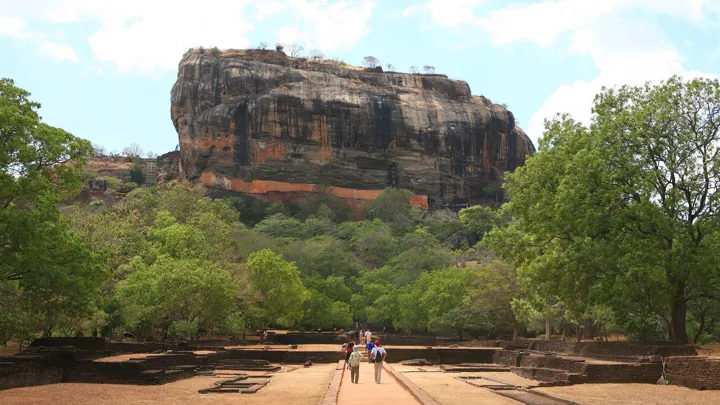 På toppen af løveklippen, som også kaldes Sigiriya, ser vi ruiner fra et historisk palads i Sri Lanka. Foto Anders Stoustrup