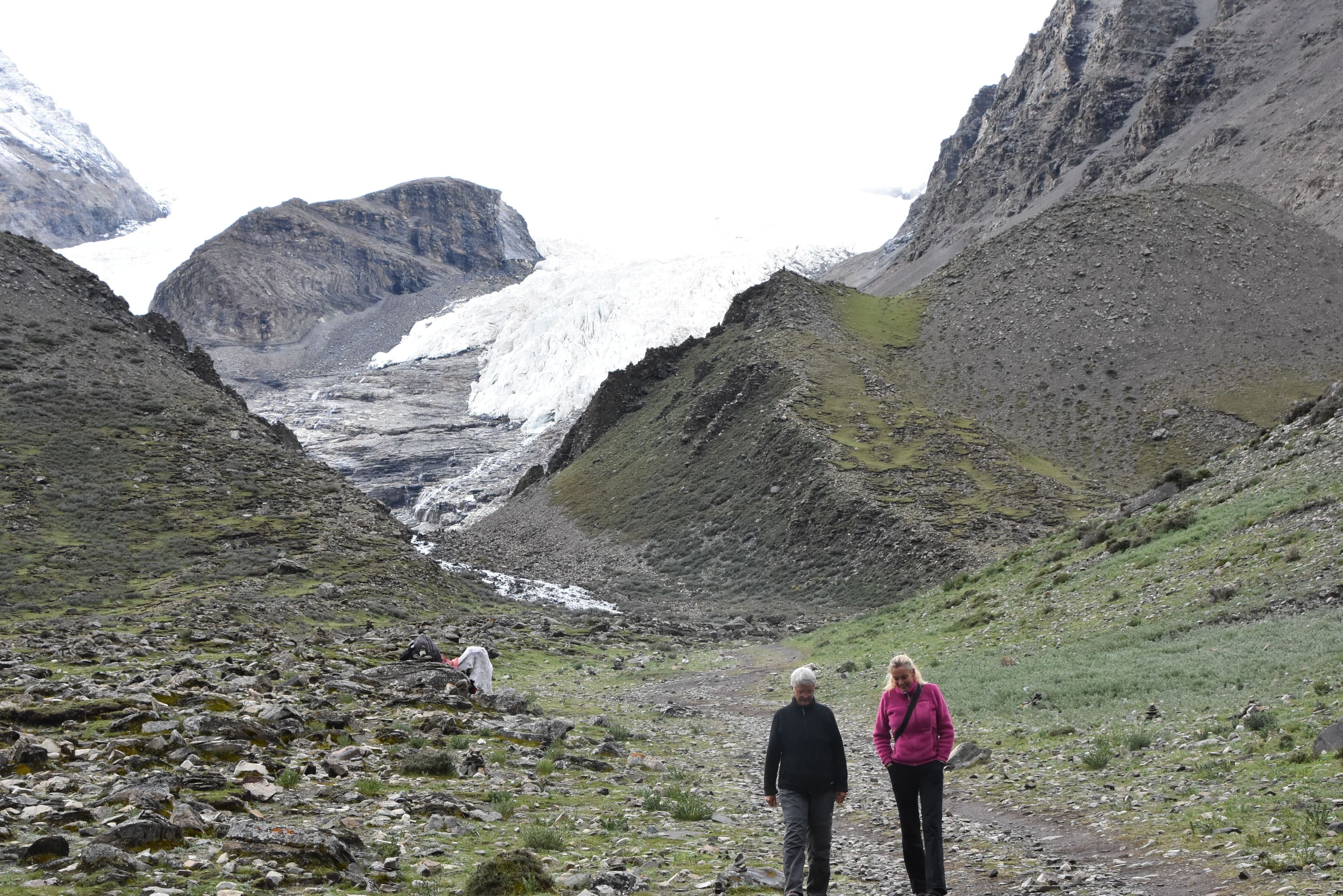 Vi går en kort tur ved Nojin Kangtsang gletsjeren. Foto Ulla Dons